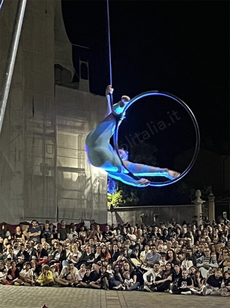 cerchio aereo con artisti della danza