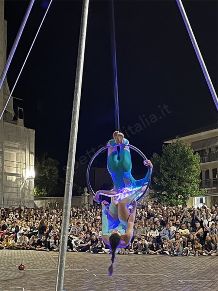 Danza aerea per eventi in piazza